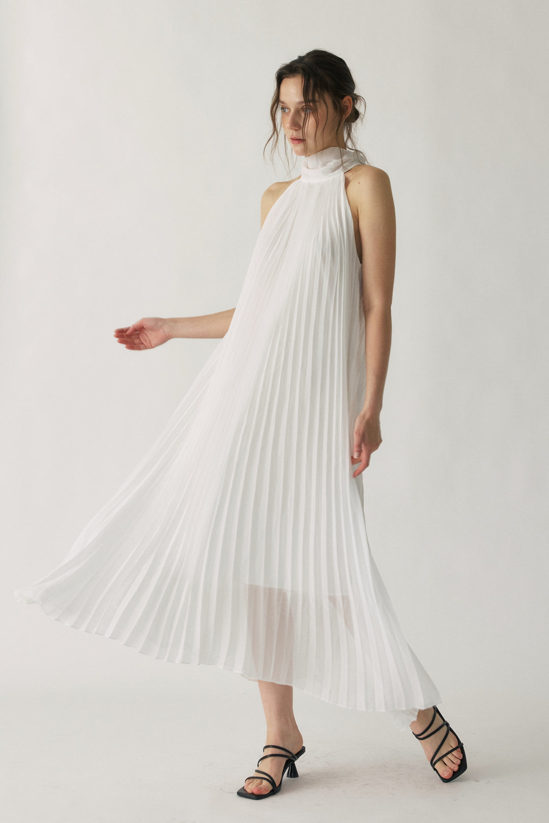 white pleated halter neck dress Firerie Women's White Elegant Pleated Halter Neck Maxi Dress,Summer Vacation A-Line Party Dresses,Wedding Guest Dress,Formal Ball Gown,Arabic Long Dress